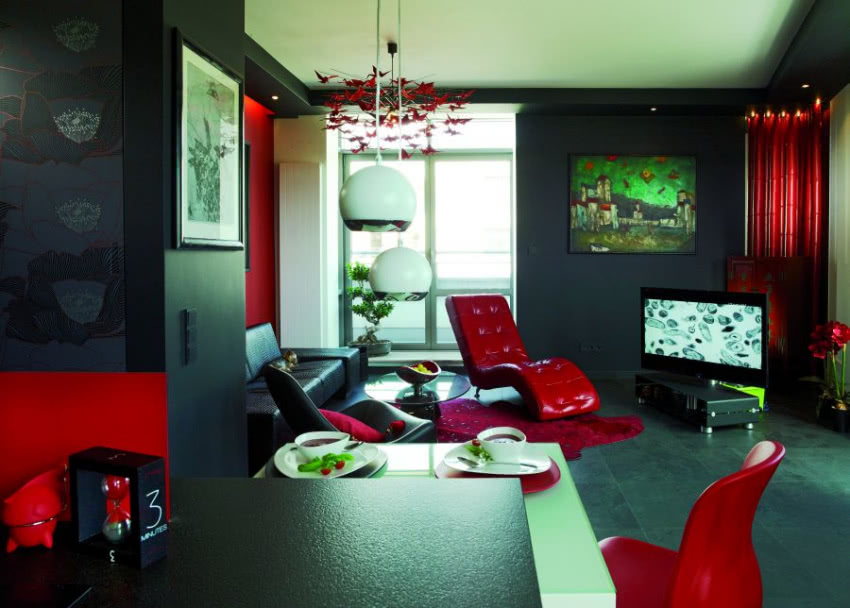 Salon graniczy bezpośrednio z tarasem, na który...