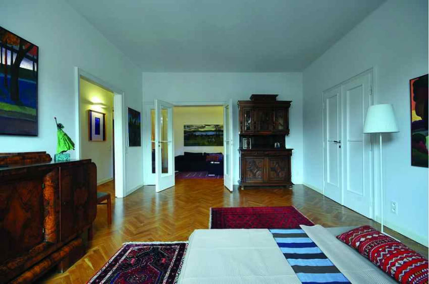 Także w sypialni znalazły się antyki - komoda w...