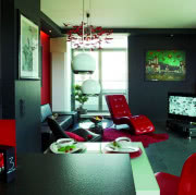 Salon graniczy bezpośrednio z tarasem, na który...