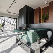 Dwupoziomowe mieszkanie z widokiem na Wisłę. Ma 145-metrowy taras i jacuzzi na dachu!