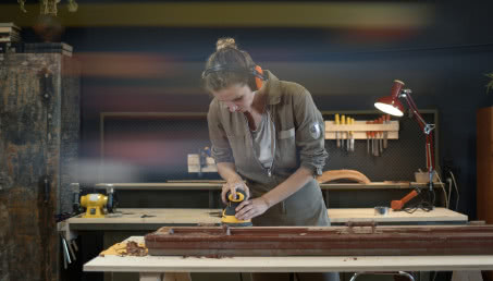 Renowacja starych drzwi drewnianych krok po kroku