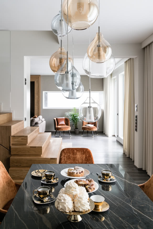 Jadalnia w dwupoziomowym mieszkaniu