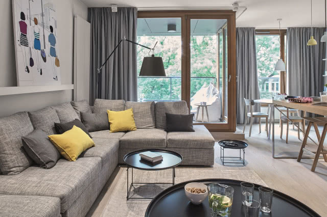 Szara kanapa w salonie.