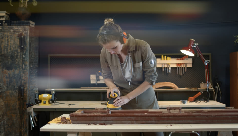 Renowacja starych drzwi drewnianych krok po kroku