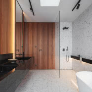 Dwupoziomowe mieszkanie z widokiem na Wisłę. Ma 145-metrowy taras i jacuzzi na dachu!