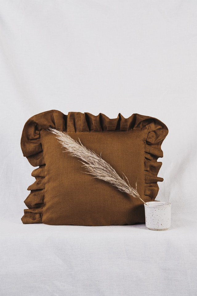 Karmelowa poduszka z falbanką