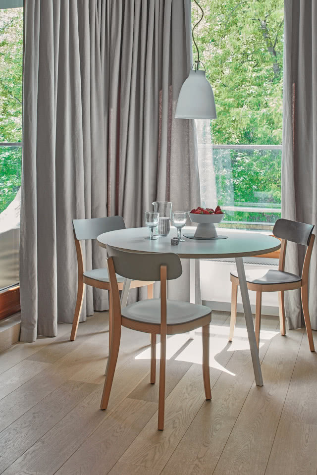 Okrągły stół do jadalni.