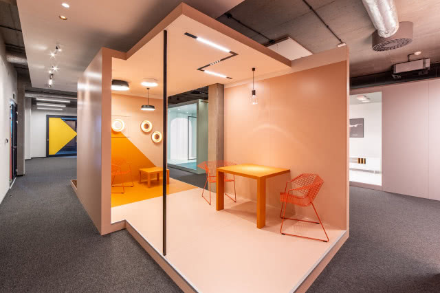 Pomarańczowe meble i dodatki