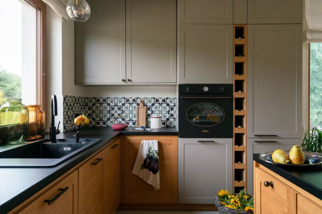 Zabudowa kuchenna w kolorze oliwkowym i brązowym