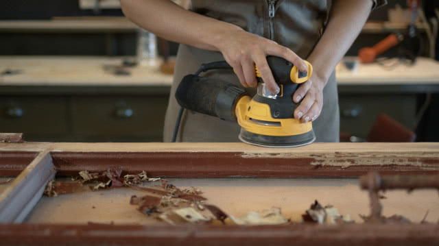 szlifowanie drewnianych drzwi