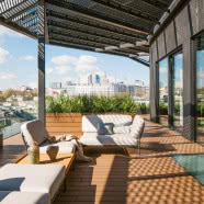 Dwupoziomowe mieszkanie z widokiem na Wisłę. Ma 145-metrowy taras i jacuzzi na dachu!