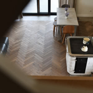 Moc natury we wnętrzach. Co warto wiedzieć o drewnianych podłogach?