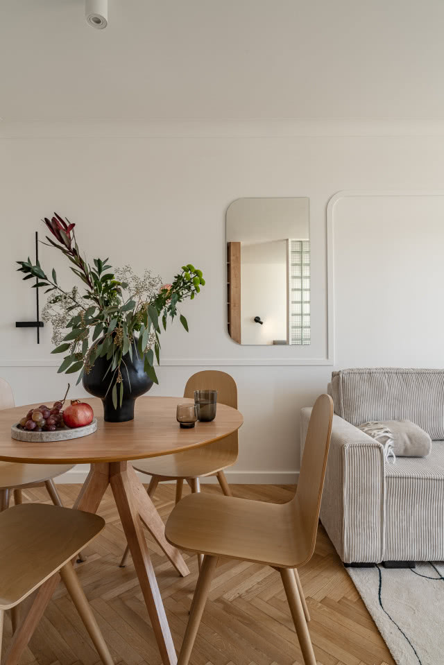 Minimalistyczny salon w beżu i drewnie