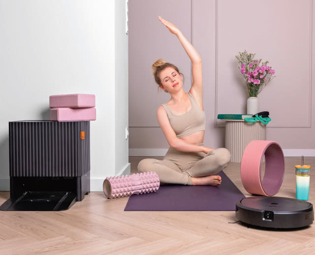 Roomba Combo 10 Max ze stacją dokującą AutoWash zapewnia 4-stopniowy system sprzątania. Oznacza to gruntowne czyszczenie, dzięki dwóm gumowym szczotkom głównym  oraz szczotce bocznej do sprzątania  
w narożnikach i przy krawędziach.  Urządzenie ma o 100% większą moc ssącą   oraz inteligentny system mopowania. iROBOT