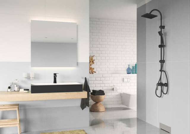 Modna czerń w łazience - odkryj inspirujące aranżacje z zestawem natryskowym
