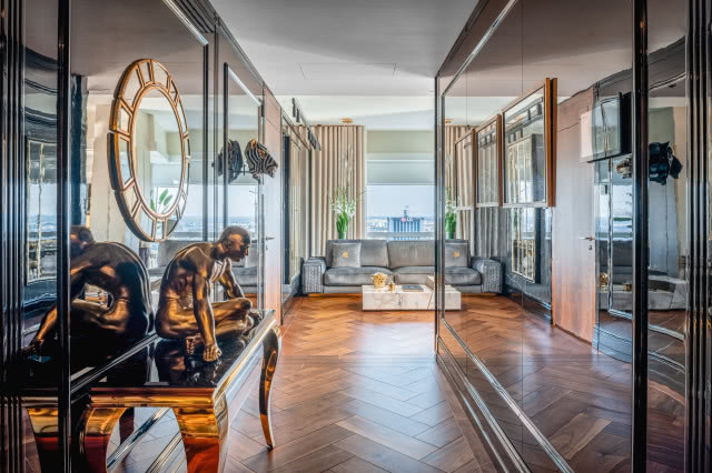 Drzwi do garderoby  oraz pomieszczenia gospodarczego zostały  ukryte za pięknymi,  dekoracyjnymi panelami.