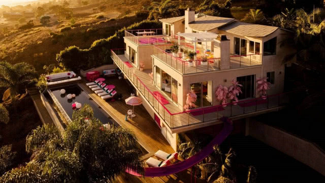 dom Barbie o zachodzie słońca