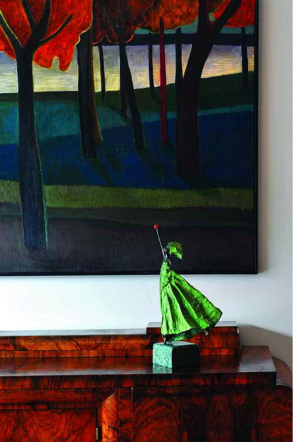 Na komodzie w stylu art deco stoi nawiązująca do...