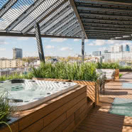 Dwupoziomowe mieszkanie z widokiem na Wisłę. Ma 145-metrowy taras i jacuzzi na dachu!