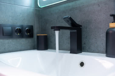 Montaż baterii umywalkowej krok po kroku