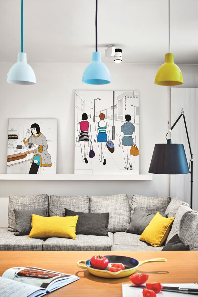 Kolorowe lampy wiszące w salonie.