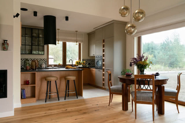 artdekowski stół i biedermeierowskie krzesła