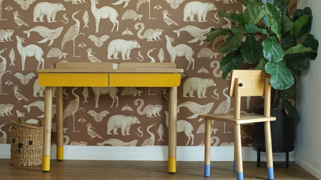 żółte biurko na tle tapety