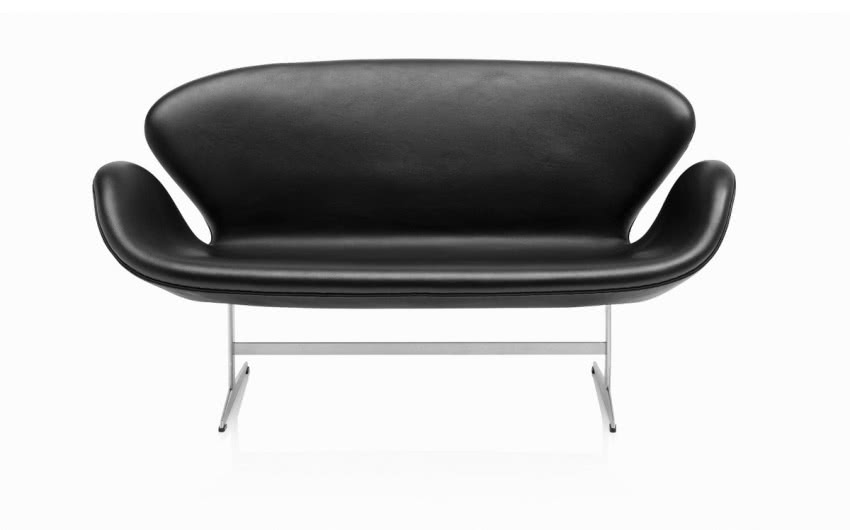 Do kompletu z fotelem powstała też "łabędzia"...