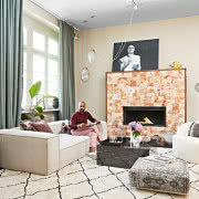 Prosty stolik kawowy z czarnego marmuru w innej...