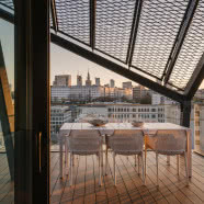 Dwupoziomowe mieszkanie z widokiem na Wisłę. Ma 145-metrowy taras i jacuzzi na dachu!