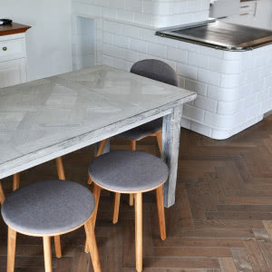 Moc natury we wnętrzach. Co warto wiedzieć o drewnianych podłogach?