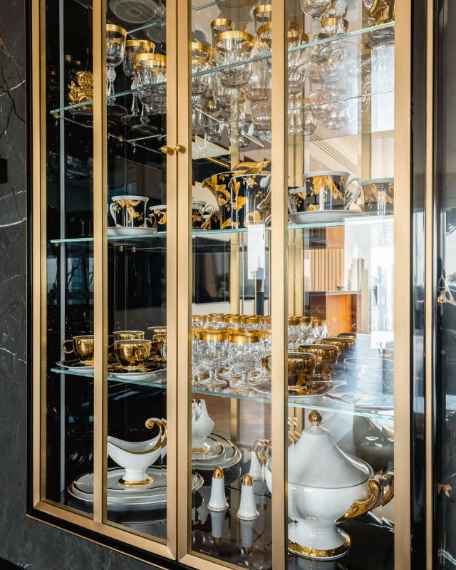 Imponującą witrynę  przygotowała na zamówienie  stolarnia Fryderyka Kupca.  Kunszt tego mebla dorównuje jego zawartości, w tym efektownemu zestawowi  kawowemu z Ćmielowa.