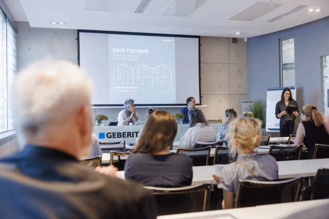 Inspirujące wykłady Alejandro Araveny zgromadziły w Warszawie i Krakowie tłumy zainteresowanych architekturą społeczną 