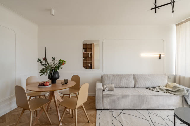 Minimalistyczny salon w beżu i drewnie