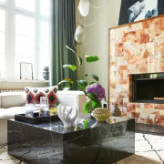 Prosty stolik kawowy z czarnego marmuru w innej...