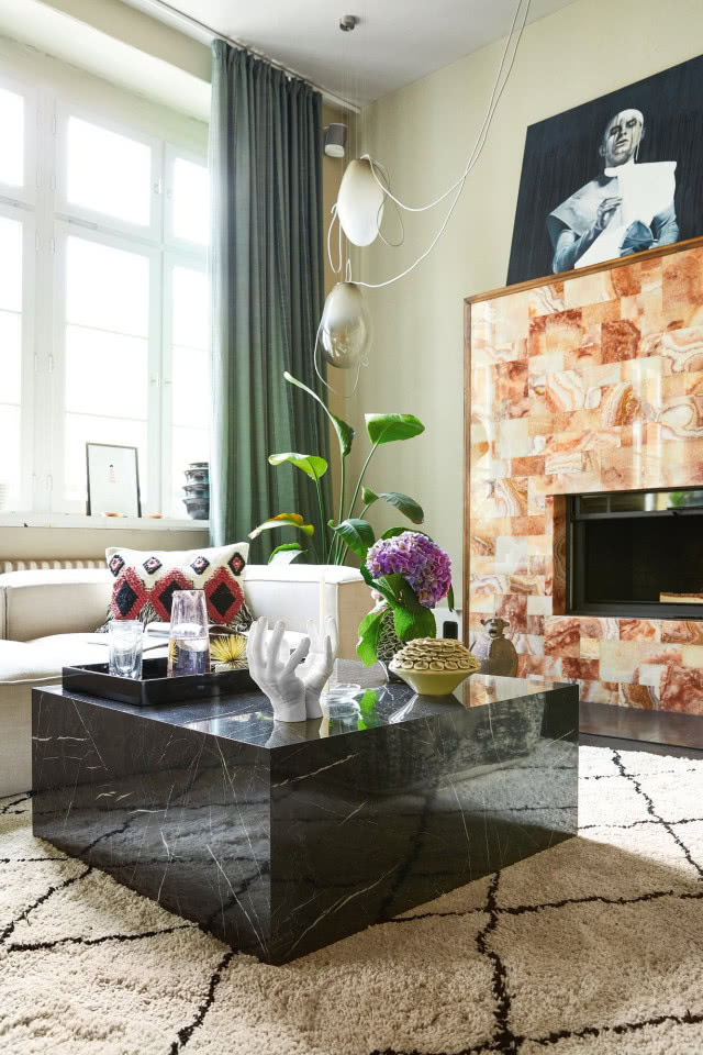 Marmurowy stolik z imitacji marmuru z dodatkami do wnętrz