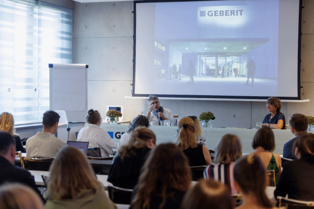 Inspirujące wykłady Alejandro Araveny zgromadziły w Warszawie i Krakowie tłumy zainteresowanych architekturą społeczną 