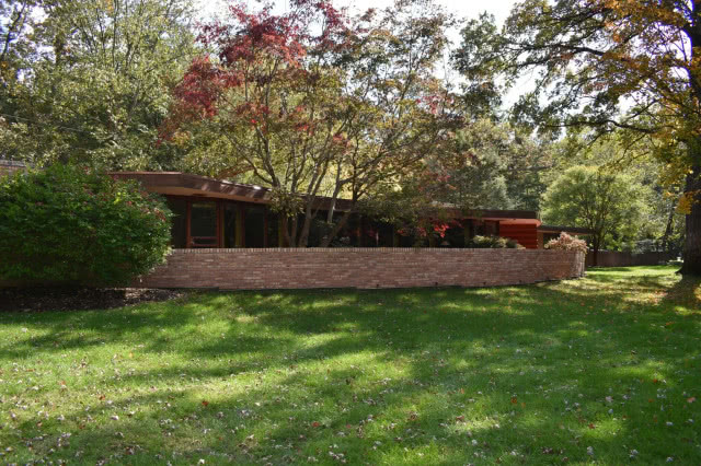 prosty, niski dom dla osoby na wózku inwalidzkim