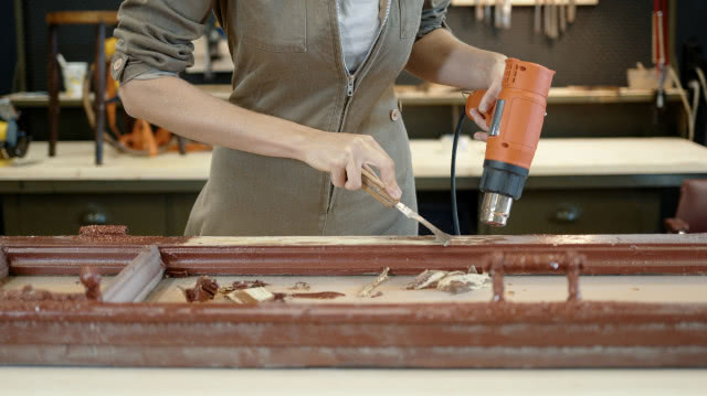 użycie opalarki przy usuwaniu starego lakieru z drzwi