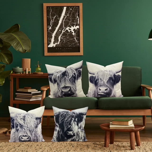 butelkowa zieleń na ścianie i kanapie oraz drewno