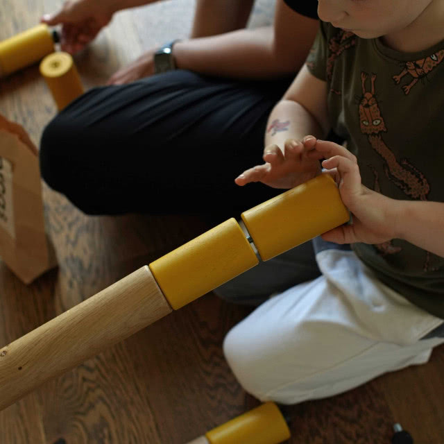 dziecko własnoręcznie montuje nogi biurka