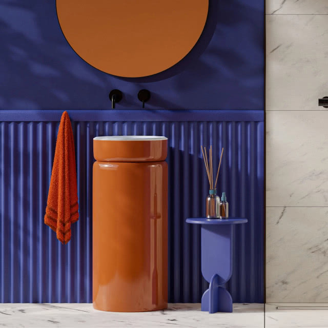 czerwona umywalka na granatowym tle