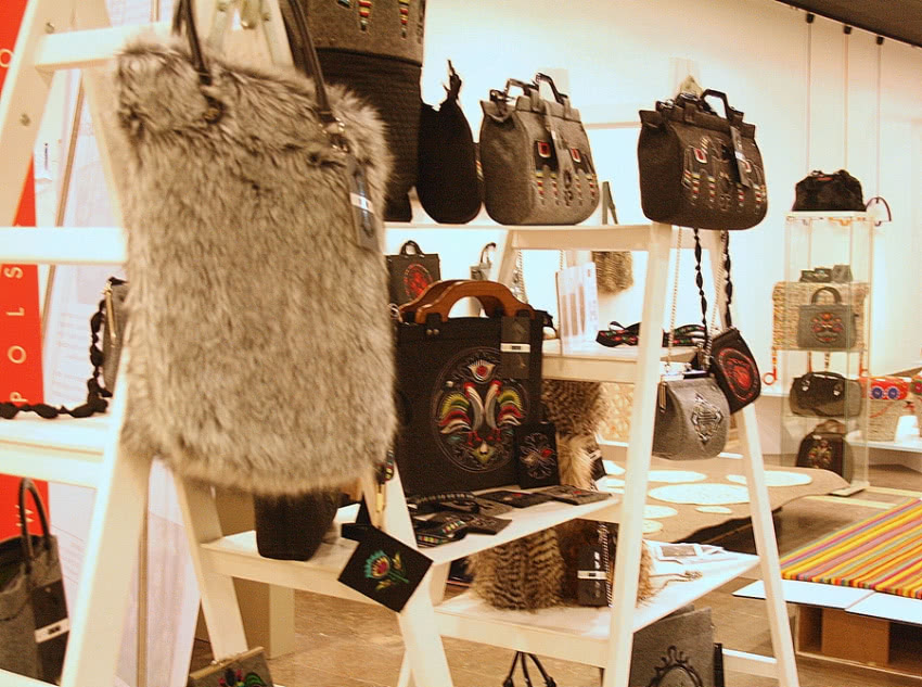 Torebki z ludowymi motywami.