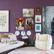 Prosty stolik kawowy z czarnego marmuru w innej...