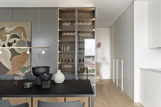 Szara zabudowa w jadalni