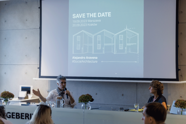 Inspirujące wykłady Alejandro Araveny zgromadziły w Warszawie i Krakowie tłumy zainteresowanych architekturą społeczną 