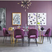 Prosty stolik kawowy z czarnego marmuru w innej...