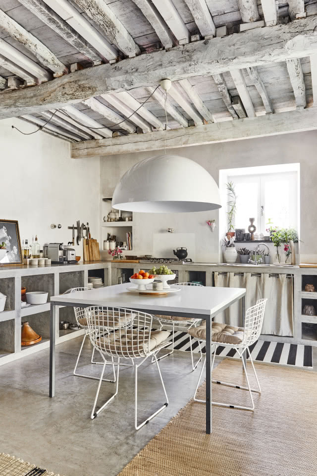 rustykalna kuchnia w drewnianym sufitem i otwartymi szafkami