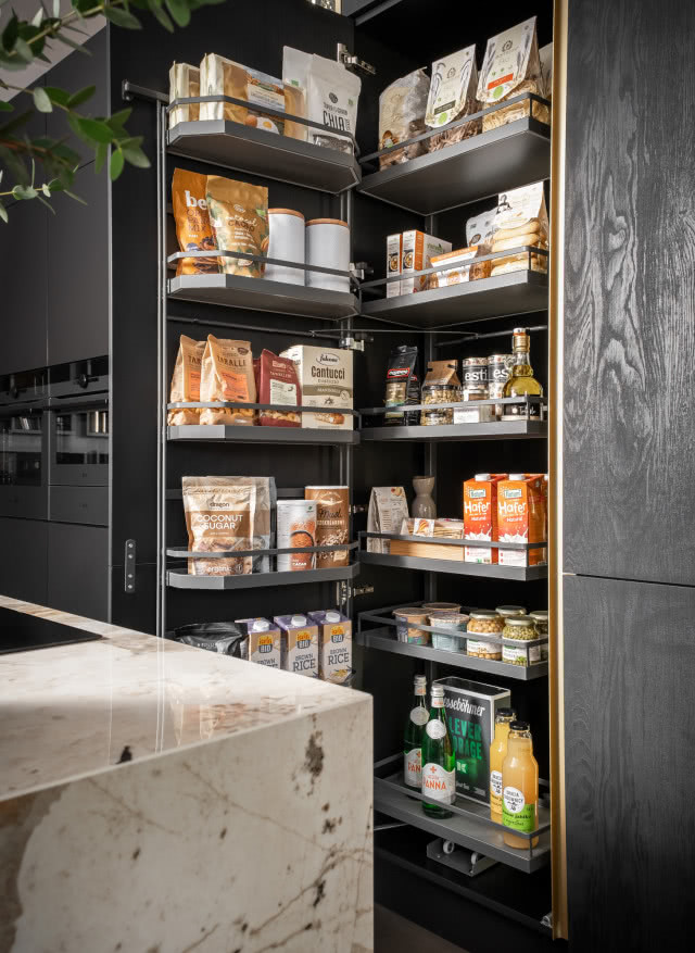 Jak najlepiej ustawić szafki z systemem cargo, pamiętając o ergonomii w kuchni?