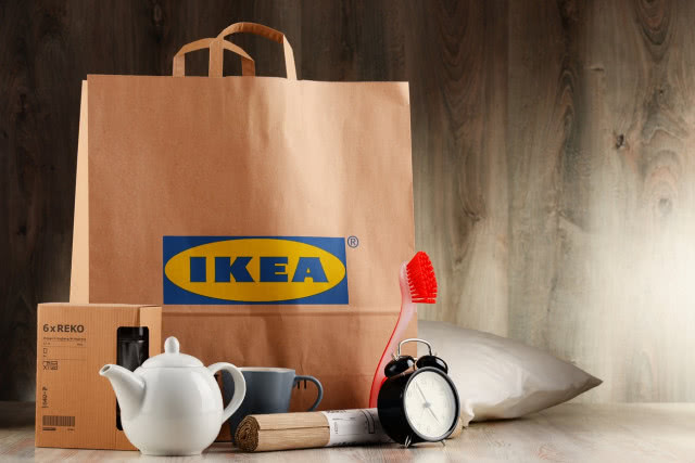 różnie przedmioty IKEA na tle torby z logo IKEA